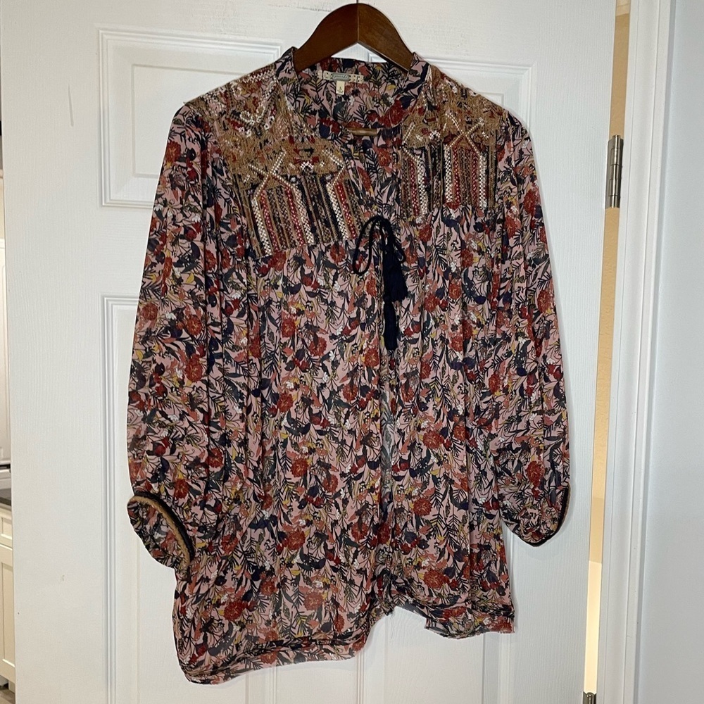 GIMMICKS BOHO FLORAL EMBROIDERED TIE-FRONT BLOUSE - Large